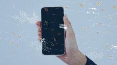 Kafkasyalı kadının elinde fotokopi alanı olan akıllı telefonu tutmasının simgeleri ve bağlantıları. Ticaret, finans, kablosuz ödemeler ve teknoloji konsepti dijital olarak oluşturulmuş video.