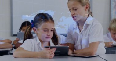 Kafkasyalı okul çocukları üzerinde tabletlerle veri işleme animasyonu. Küresel eğitim, öğrenme ve veri işleme kavramı dijital olarak oluşturulmuş video.