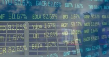 Güneş panelleri üzerinden finansal verilerin ve grafiklerin animasyonu. Çevreci enerji, eko güç, finans ve ekonomi kavramı dijital olarak oluşturulmuş video.