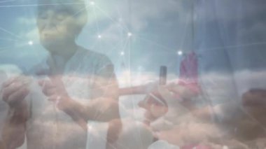 Kafkasyalı kıdemli hasta ve doktorla olan bağlantıların animasyonu. Dijital olarak üretilen sağlık, tıp, bağlantılar ve teknoloji konsepti.