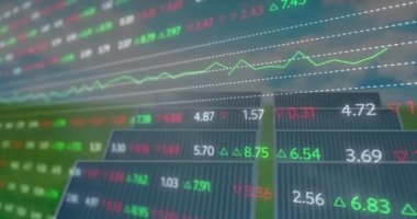 Güneş panelleri üzerinden finansal verilerin ve grafiklerin animasyonu. Çevreci enerji, eko güç, finans ve ekonomi kavramı dijital olarak oluşturulmuş video.