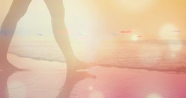 Plajdaki beyaz kadın üzerinde ışık lekeleri. Küresel iş ve dijital arayüz kavramı dijital olarak oluşturulmuş video.