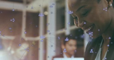 Akıllı telefon kullanırken gülümseyen Afrikalı Amerikalı kadınlara karşı yüzen dijital simgeler ağı. Sosyal medya ağ teknolojisi kavramı