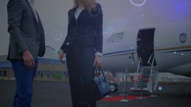 Kafkasyalı iş adamlarının konuştuğu veri işleme animasyonu. küresel iş ve dijital arayüz kavramı dijital olarak oluşturulmuş video.