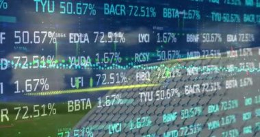 Güneş panelleri üzerinden finansal verilerin ve grafiklerin animasyonu. Çevreci enerji, eko güç, finans ve ekonomi kavramı dijital olarak oluşturulmuş video.