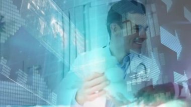 Kafkasyalı doktor ve hasta arasında dijital arayüz animasyonu. Küresel tıp, teknoloji, veri işleme ve dijital arayüz kavramı dijital olarak oluşturulmuş video.