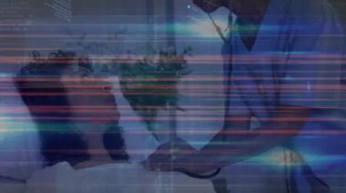 Afro-Amerikan doktorların hastaları tedavi etmesiyle ilgili veri işleme animasyonu. Küresel tıp ve dijital arayüz kavramı dijital olarak oluşturulmuş video.