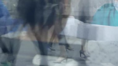 Ameliyat sırasında cerrahların üzerinde yürüyen insanlarla zaman çizelgesinin animasyonu. Sağlık, tıp ve şehir hayatı dijital olarak üretilen video konsepti.