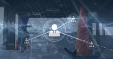 Afro-Amerikan bir adamın futbol oynaması üzerine veri işleme animasyonu. Küresel iş ve dijital arayüz kavramı dijital olarak oluşturulmuş video.