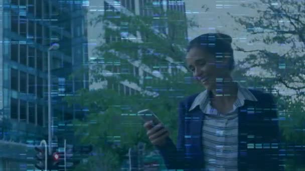 Niebieskie Kwadraty Mozaiki Przeciwko Białej Bizneswoman Pomocą Smartfona Ulicy Globalna — Wideo stockowe