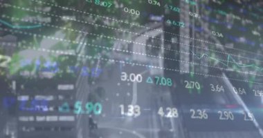 Şehir üzerinde veri işleme animasyonu. küresel iş ve dijital arayüz kavramı dijital olarak oluşturulmuş video.