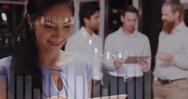 Çeşitli iş adamları üzerinde finansal veri işleme animasyonu. Küresel iş, finans ve bağlantılar konsepti dijital olarak oluşturulmuş video.