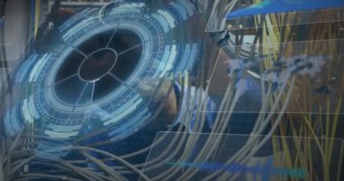 Bilgisayar sunucusundaki kablolar üzerinden tarama ve veri işleme animasyonları. küresel hesaplama ve veri işleme kavramı dijital olarak oluşturulmuş video.