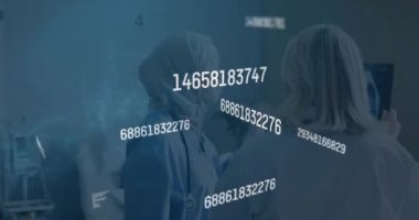 Çeşitli kadın doktorların röntgenleriyle veri işleme animasyonu. Küresel tıp ve dijital arayüz kavramı dijital olarak oluşturulmuş video.