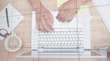 Kafkas iş adamının dizüstü bilgisayarla veri işleme animasyonu. küresel iş ve dijital arayüz kavramı dijital olarak oluşturulmuş video.