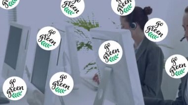 Ofiste çalışan çeşitli kadın ve erkek danışmanların üzerine düşen yeşile dönme animasyonu. Vejetaryenlik, iş, çağrı merkezi ve teknoloji konsepti dijital olarak oluşturulmuş video.