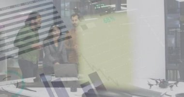 Ofisteki çeşitli iş adamları üzerinde istatistik ve finansal veri işleme animasyonu. Küresel iş, finans ve veri işleme kavramı dijital olarak oluşturulmuş video.