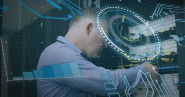 Beyaz adamın bilgisayar sunucusunu tamir etmesi üzerine yapılan tarama ve veri işleme animasyonları. küresel hesaplama ve veri işleme kavramı dijital olarak oluşturulmuş video.