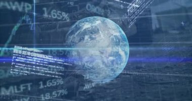 Finansal veri ve grafiklerin mavi arka planda dünya ve veri işleme üzerinde animasyonu. küresel ekonomi, finans ve teknoloji konsepti dijital olarak oluşturulmuş video.