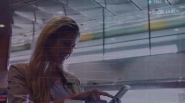 Kafkasyalı iş kadınına karşı bir kafede akıllı telefon kullanarak borsada veri işleme. Küresel finans ve iş teknolojisi kavramı
