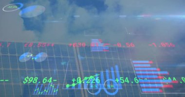 Güneş paneli üzerinden finansal veri işleme animasyonu. elektrik, enerji ve güç dağılımı dijital olarak oluşturulmuş video.