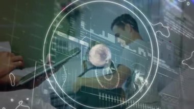 Tablet kullanan beyaz kadın doktor üzerinde bilimsel veri işleme animasyonu. Küresel tıp, bilim, araştırma, veri işleme kavramı dijital olarak oluşturulmuş video.