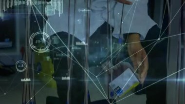 Kan torbaları olan melez bir erkek doktor üzerinde veri işleme animasyonu. Küresel tıp ve dijital arayüz kavramı dijital olarak oluşturulmuş video.