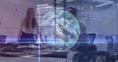 Ofisteki çeşitli iş adamları üzerinde küresel ve finansal veri işleme animasyonu. Küresel iş, finans ve veri işleme kavramı dijital olarak oluşturulmuş video.