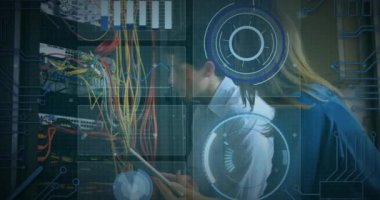 Beyaz tenli erkek ve kadının bilgisayar sunucusuyla tarama ve veri işleme animasyonu. küresel hesaplama ve veri işleme kavramı dijital olarak oluşturulmuş video.