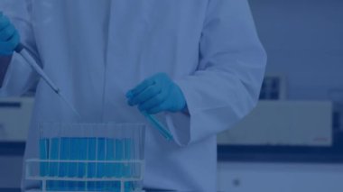 Laboratuvardaki bilim adamının veri işleme animasyonu. küresel bilim ve dijital arayüz kavramı dijital olarak oluşturulmuş video.