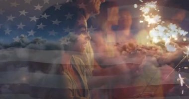 ABD ve gökyüzünün farklı insanların üzerindeki bulutlarla canlandırılması. Vatanseverlik ve kutlama konsepti dijital olarak oluşturulmuş video.