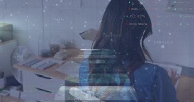 Ofisteki Kafkas iş kadınının veri işleme animasyonu. Küresel iş, bilgisayar ve dijital arayüz kavramı dijital olarak oluşturulmuş video.