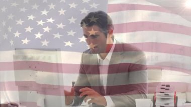 Kafkas kıdemli iş adamının ofisinde Amerikan bayrağı sallaması. Dünya ilişkileri ve iş kavramı