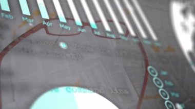 Bardakların üzerinde veri işleme animasyonu. Küresel iş ve dijital arayüz kavramı dijital olarak oluşturulmuş video.