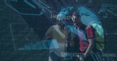 Çift ırklı erkek arkadaşlarla ilgili veri işleme animasyonu. Küresel iş ve dijital arayüz kavramı dijital olarak oluşturulmuş video.