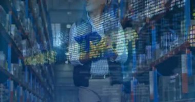 Kafkas erkek depo çalışanı üzerinden finansal grafiklerin animasyonu. iş, finans ve dağıtım hizmetleri kavramı dijital olarak oluşturulmuş video hizmetleri.