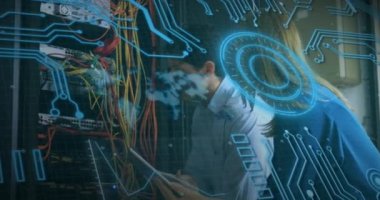 Kapsam taraması animasyonu, beyaz adamın üzerindeki devre kartı bilgisayar sunucusunu tamir eden kadın ve erkek. küresel hesaplama ve veri işleme kavramı dijital olarak oluşturulmuş video.