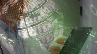 Hastanede dijital tablet kullanan Kafkas erkek doktora karşı Amerikan doları küresi. Küresel finans ve tıbbi sağlık teknolojisi kavramı