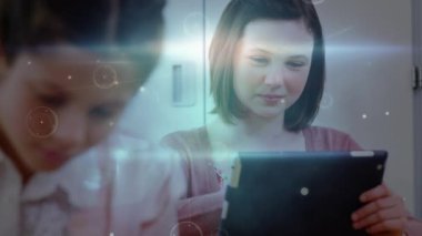Okulda tablet kullanan beyaz bir kız üzerinden bağlantı ağının animasyonu. Okul, öğrenim, eğitim ve teknoloji konsepti dijital olarak oluşturulmuş video.
