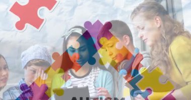 Farklı tabletli çocuklar üzerinde renkli bulmacalar ve otizm farkındalığı ayı. Otizm farkındalık ayı ve çocuk sağlığı konsepti dijital olarak oluşturulmuş video.