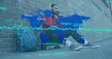 Kulaklık takan iki ırklı bir adamın veri işleme animasyonu. Küresel iş ve dijital arayüz kavramı dijital olarak oluşturulmuş video.