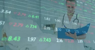 Beyaz kadın doktor üzerinden finansal veri işleme animasyonu. Küresel tıp, finans ve dijital arayüz kavramı dijital olarak oluşturulmuş video.