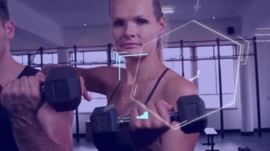 Spor salonunda egzersiz yapan beyaz bir çiftin veri işleme animasyonu. Küresel spor ve dijital arayüz kavramı dijital olarak oluşturulmuş video.