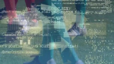 Çeşitli futbol oyuncuları üzerinde ok ve veri işleme animasyonları. Küresel spor, bilgisayar ve dijital arayüz kavramı dijital olarak oluşturulmuş video.