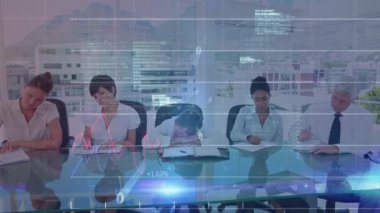 Ofiste birlikte çalışan çeşitli iş adamlarının istatistiksel veri işlemesi. Küresel ekonomi ve iş teknolojisi kavramı