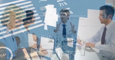 Toplantıda çeşitli iş adamlarının veri işleme animasyonları. küresel iş ve dijital arayüz kavramı dijital olarak oluşturulmuş video.