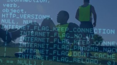 Çeşitli futbol oyuncuları üzerinde veri işleme animasyonu. Küresel spor, bilgisayar ve dijital arayüz kavramı dijital olarak oluşturulmuş video.