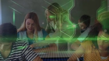 Öğretmenle farklı öğrencilerin veri işleme animasyonları. Küresel eğitim ve dijital arayüz kavramı dijital olarak oluşturulmuş video.