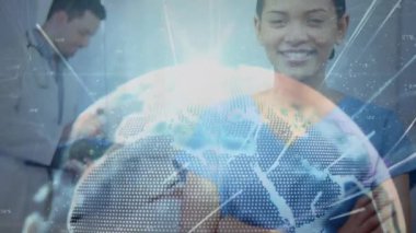 İki farklı doktor üzerinde dijital arayüz animasyonu. Küresel tıp, teknoloji, veri işleme ve dijital arayüz kavramı dijital olarak oluşturulmuş video.