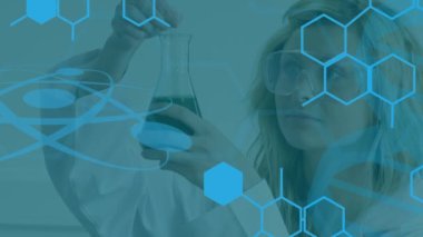 Kafkas kadın bilim adamı üzerinde veri işleme animasyonu. Küresel bilim, tıp ve dijital arayüz kavramı dijital olarak üretilen video.